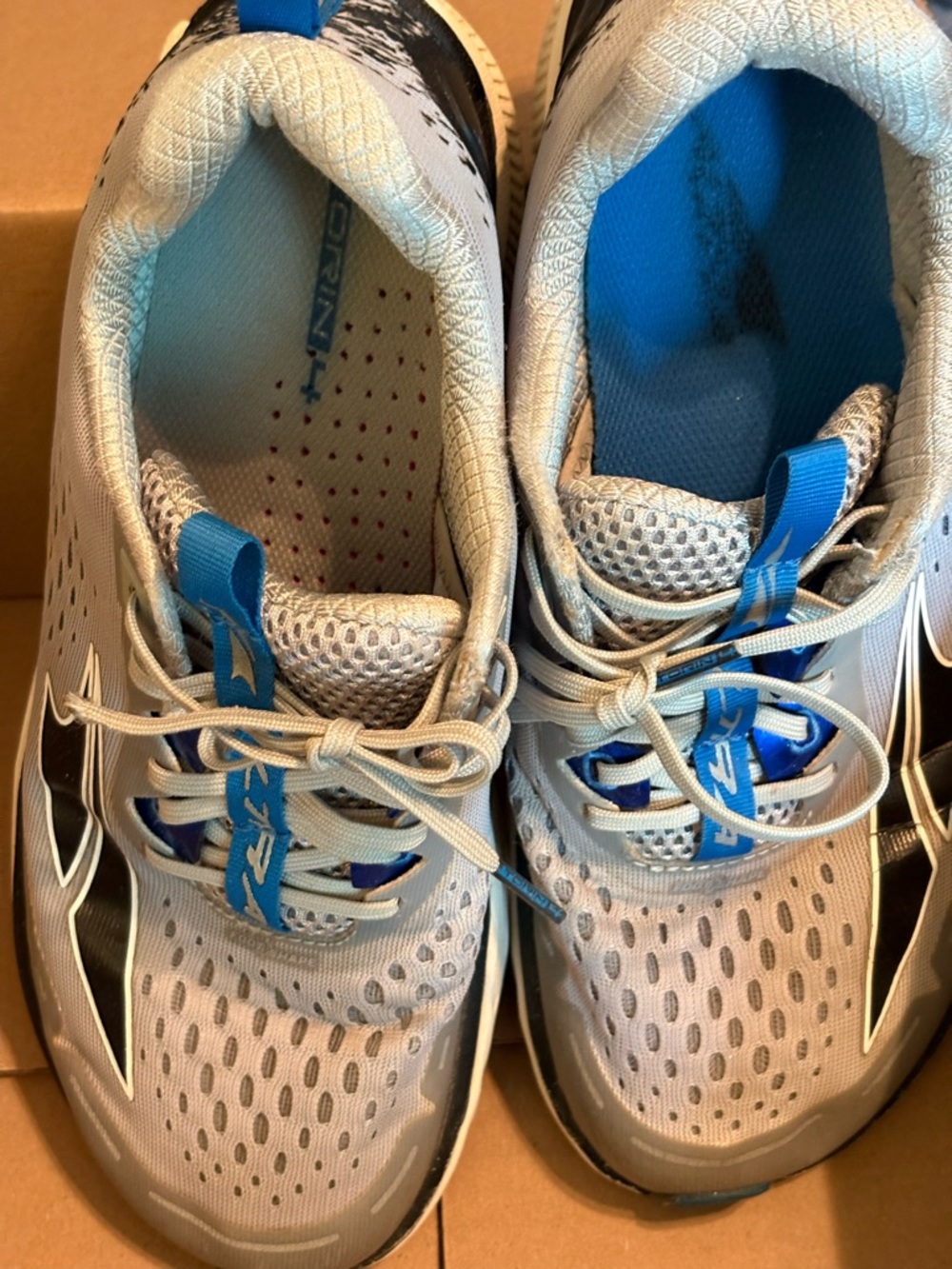 Altra Torin men’s 8.5 Gray and Blue Breathable Running Shoes